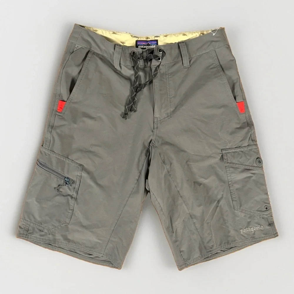 Patagonia Men's Wavefarer Cargo Boardshorts in a charcoal/forge gray Size 30